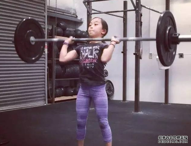 儿童健身好不好 12岁女孩Elle沉迷健身 儿童健身好不好 12岁女孩Elle沉迷健身