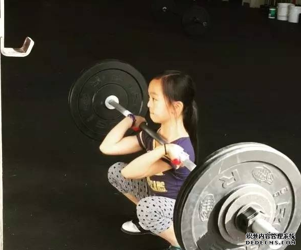 儿童健身好不好 12岁女孩Elle沉迷健身 儿童健身好不好 12岁女孩Elle沉迷健身